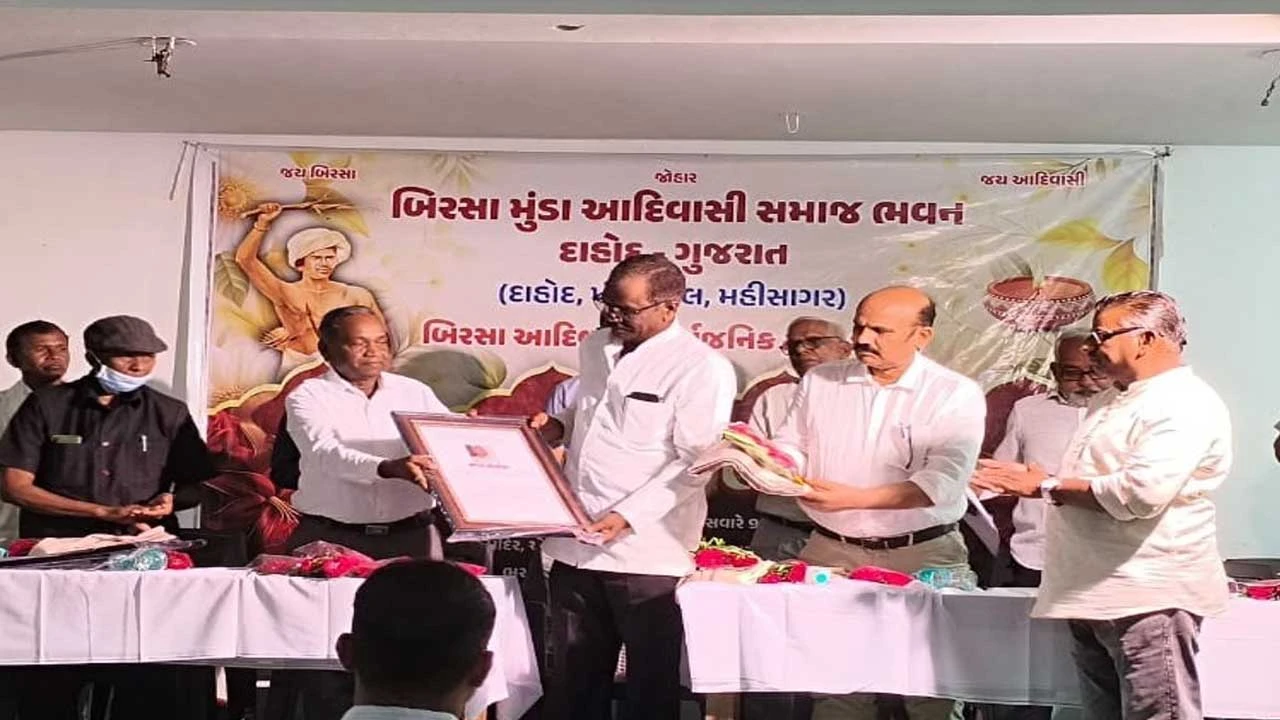 Godhra: ગોધરા ખાતે ત્રણ જિલ્લાના આદિવાસી સમાજનો સ્નેહમિલન સમારંભ યોજાયો