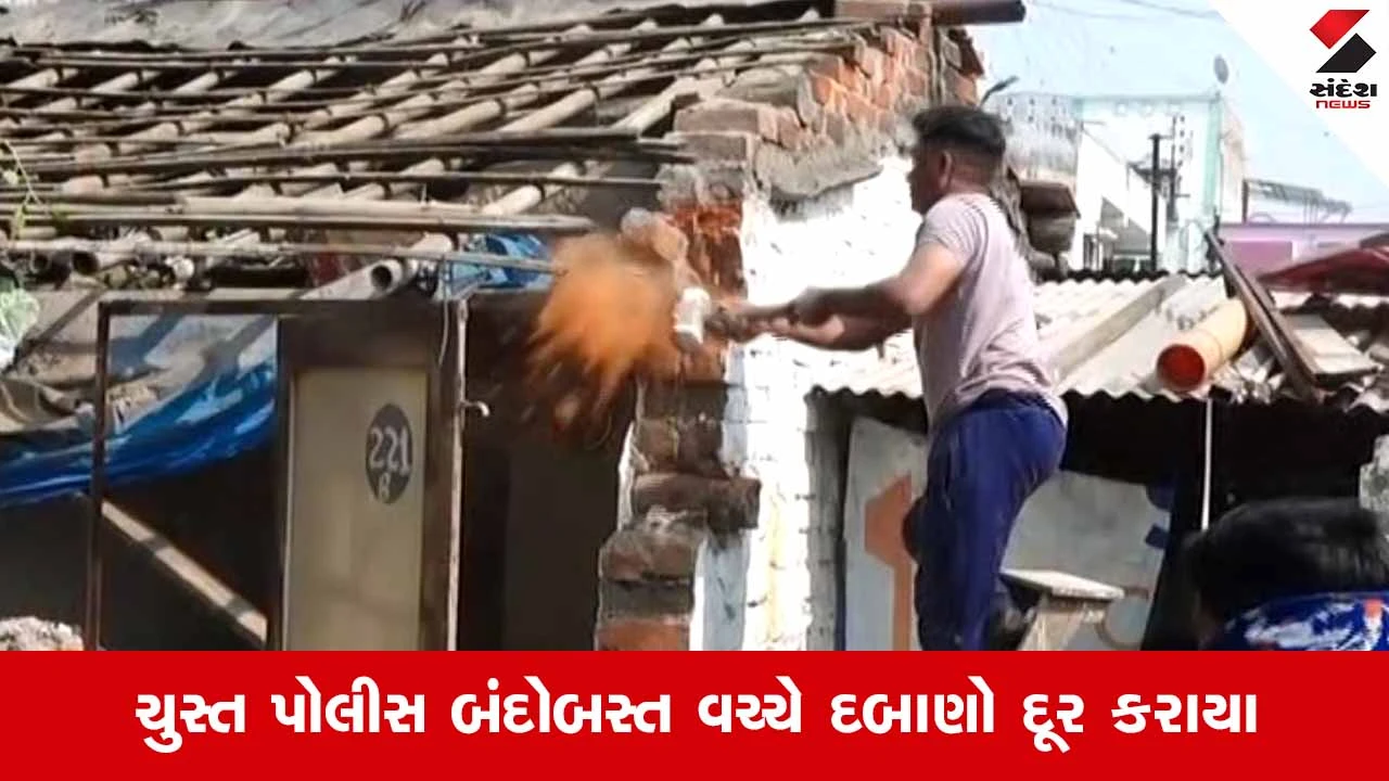 Vadodaraના ગોરવા મધુનગર ચાર રસ્તા પર મ્યુનિસિપલ કોર્પોરેશન દ્વારા 40થી વધુ કાચા-પાકા દબાણો દૂર કરાયા