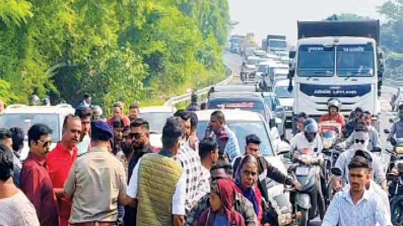 Dabhoi:ભીલાપુર-રાજલી ક્રોસિંગ પાસે અકસ્માતોને લઇ લોકોનો ચક્કાજામ