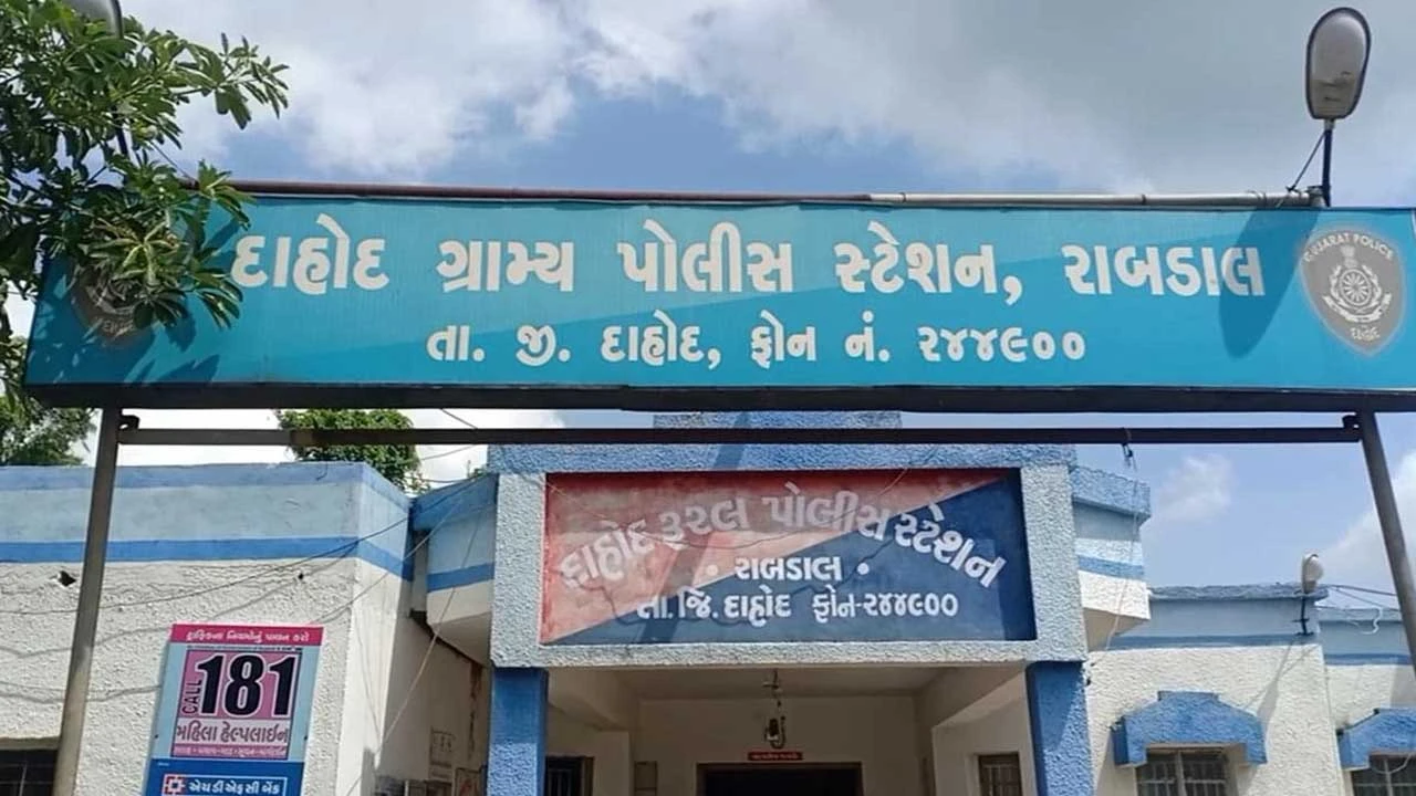 Dahod:રાબડાળ ગામ પાસે લક્ઝરી બસની ટક્કરે કાર સવારનું મોત