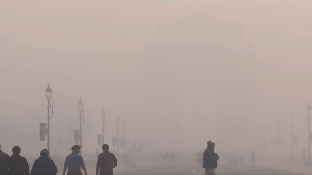 દિલ્હીમાં પ્રદૂષણ અને ધુમ્મસનું સંકટ, AQI 490ને પાર: ગંભીર સ્થિતિ.