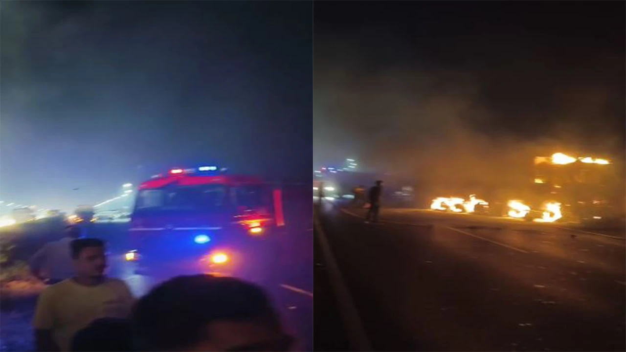 આણંદમાં અંબાવ નજીક પીકઅપ-ટ્રક અકસ્માતમાં આગ લાગતા 2 લોકો ભડથું થઈ ગયા.