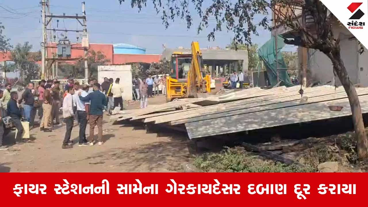 Bhujમાં તંત્રનું બુલડોઝર ફર્યું: RTO સર્કલ અને ફાયર સ્ટેશન પાસેના ગેરકાયદે દબાણોનો સફાયો 