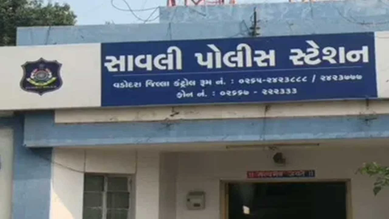 Vadodara:ભાદરવા ચોકડી વિસ્તારમાંથી રૂા. 1.95 લાખનો દારૂ ઝડપાયો 