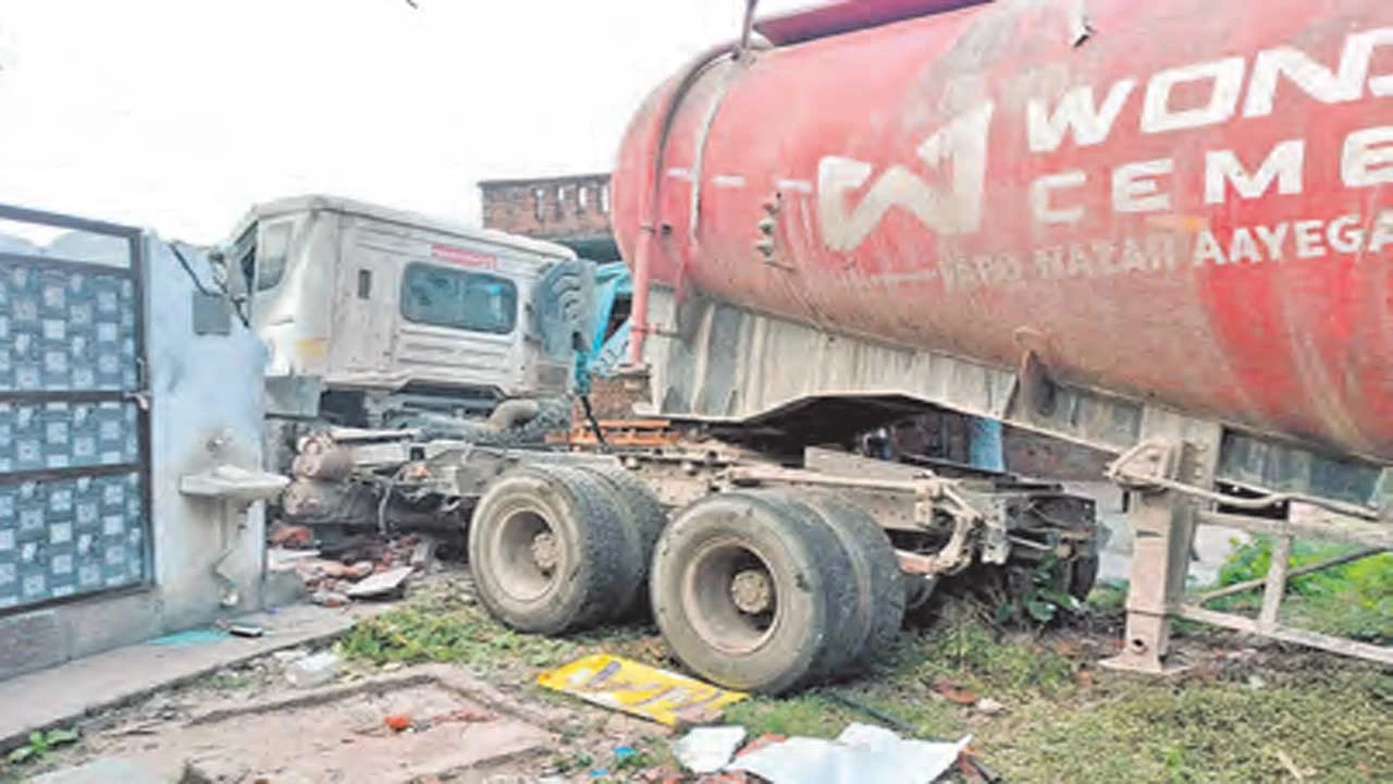 Godhra:રેડીમિક્સ સિમેન્ટ ટેન્કર રોડ સાઈડે મકાનના કમ્પાઉન્ડમાં ઘૂસી ગયું 