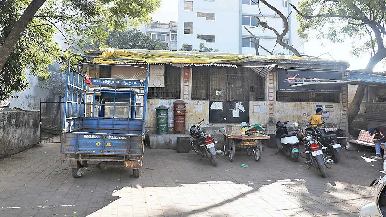 Ahmedabad: ડિજિટલ ઈન્ડિયાના યુગમાં પતરાંના છાપરે શ્વાસ લેતી પોસ્ટ ઓફિસઃ તંત્રની ઘોર ઉદાસીનતા 