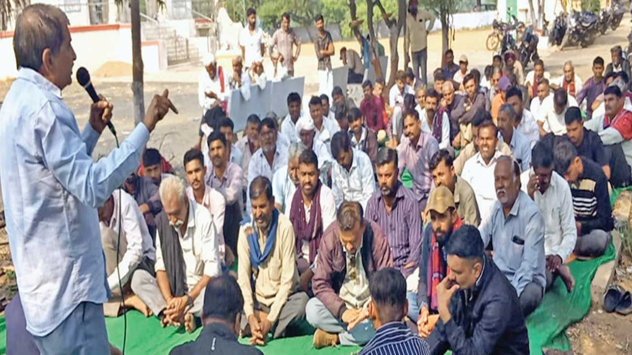 Surendranagar: ધ્રાંગધ્રા ગ્રામ્યમાં ખેડૂતોનો રણટંકાર : યોગ્ય વળતર નહીં તો, ખેતરમાં વીજ પોલ નહીં 