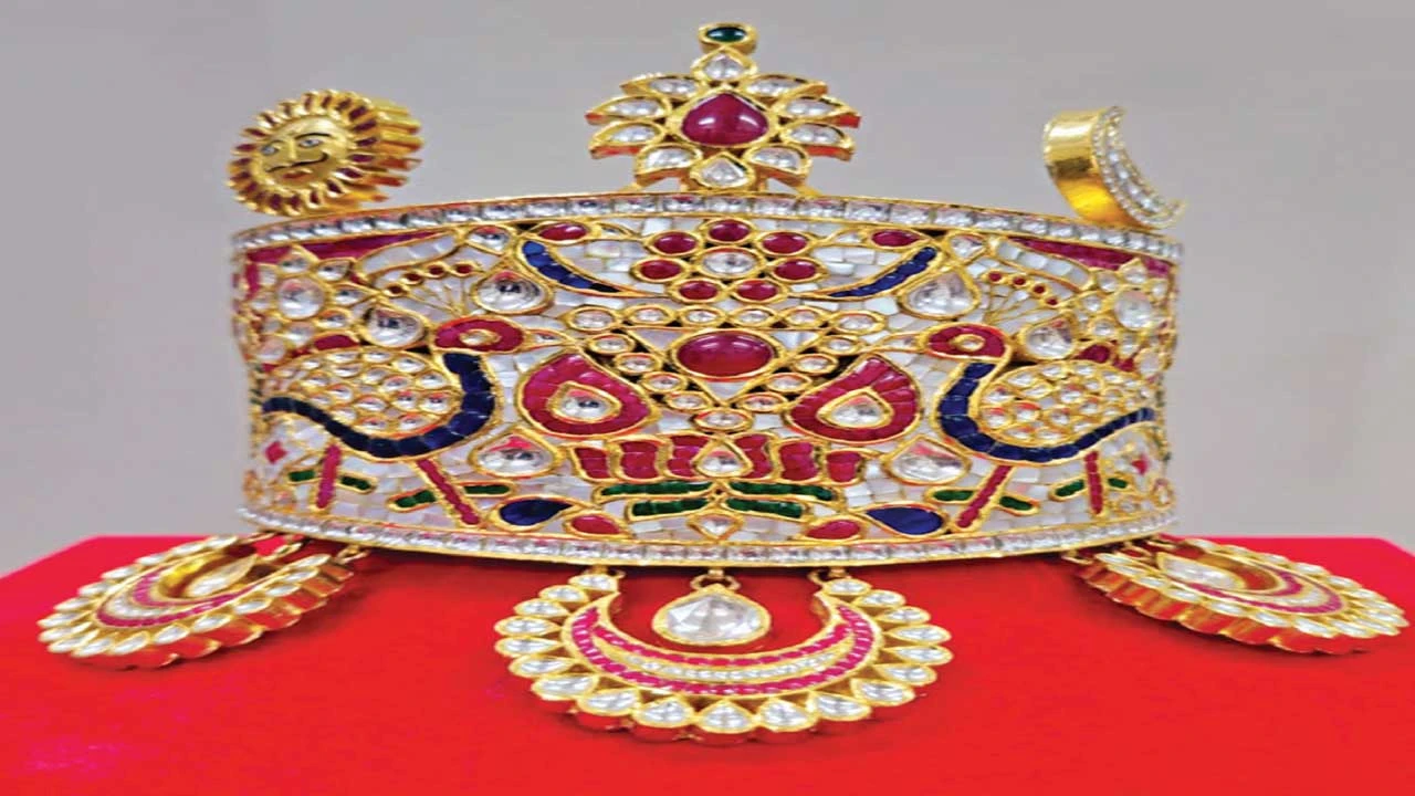 Ambaji: માતાજીને રૂ.43,51,000 સુવર્ણમય અને રત્નોજડિત મુગટ અર્પણ કરાયો 