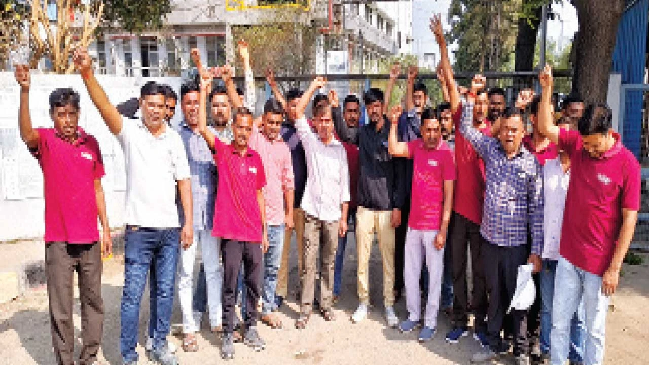 Vadodara:રાણિયાની ખાનગી કંપનીમાં નોટિસ વિના 30 કર્મીને છુટા કરાતા હોબાળો 