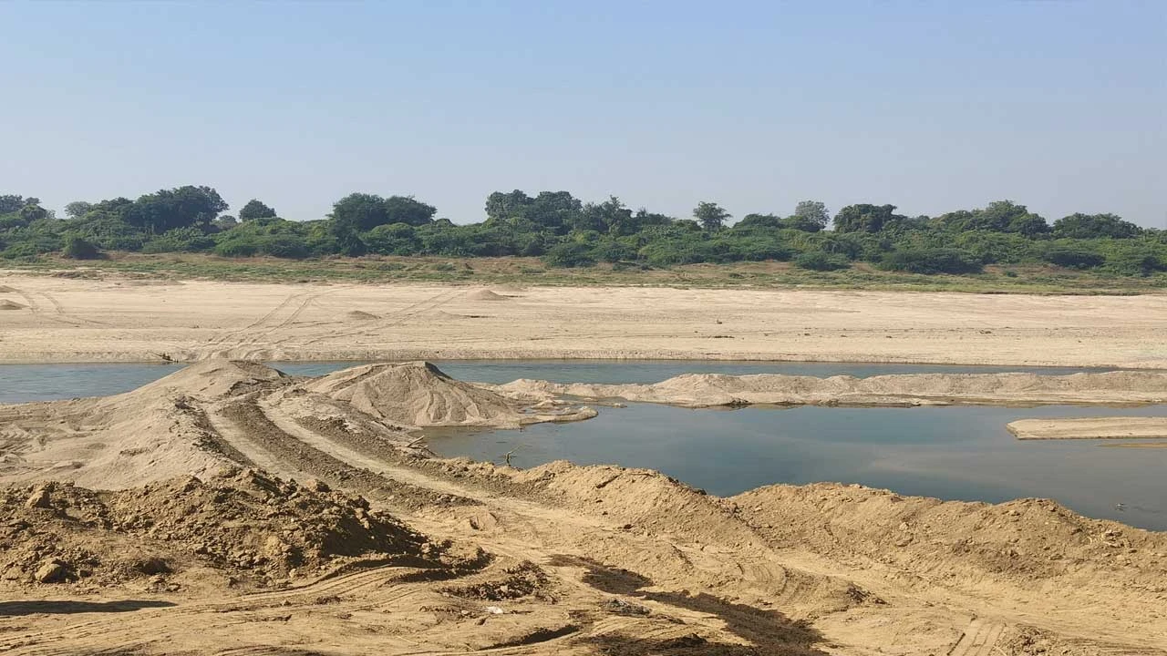 Chhotaudaypur:સંખેડા ખાતે ઓરસંગ નદીમાં રેતીનું પ્રમાણ ઘટતા ખેડૂતોની હાલત કફોડી 