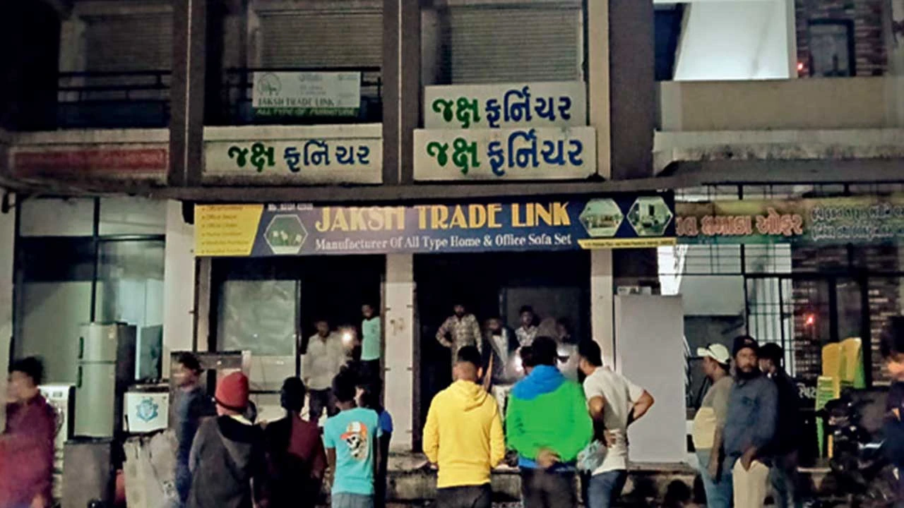 Anand: ઉમરેઠમાં ફર્નિચરની દુકાનમાં આગ લાગતા અફરાતફરી મચી 