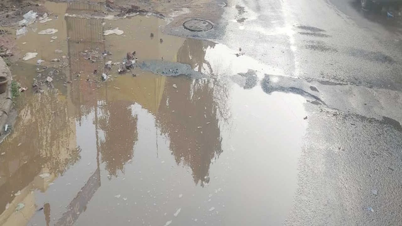 Ahmedabad: કાંકરિયાની કૃષ્ણકુંજ સોસાયટી પાસે ગટર ઉભરાતા રહીશો બેહાલ 