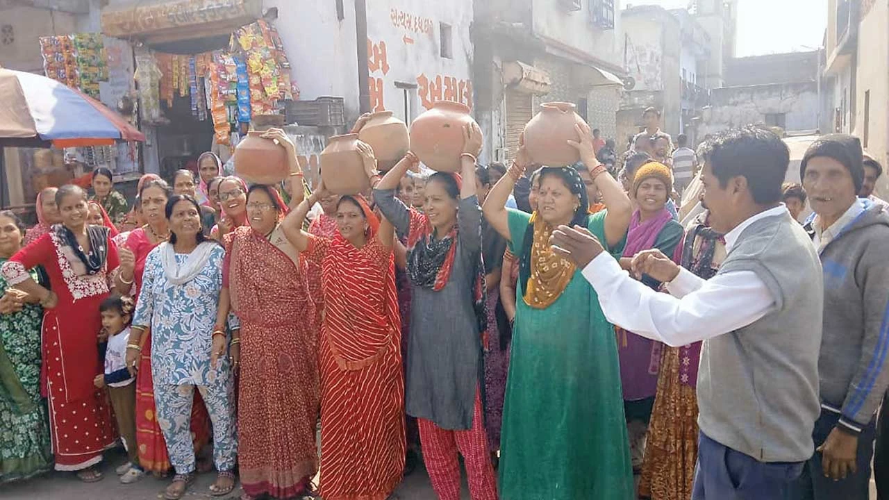 Ahmedabad: ભાઈપુરામાં 8 મહિનાથી પાણીની સમસ્યાનો નિકાલ ન આવતા મહિલાઓએ માટલા ફોડી છાજિયા લીધા 