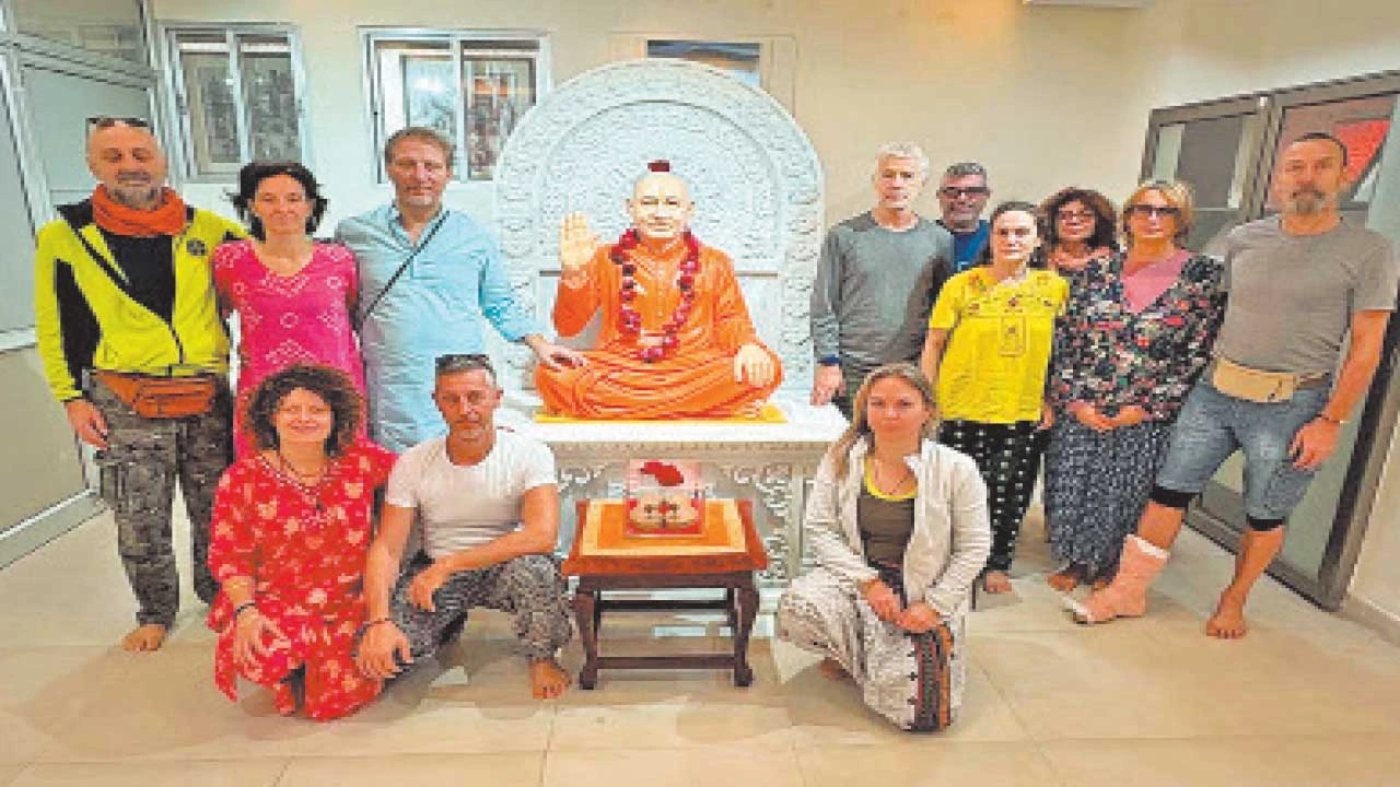 Panchmahal:બ્રહ્મલીન રાજર્ષિ મુનિના આશ્રમમાં 13 ઇટાલીયન સાધકોની પધરામણી 