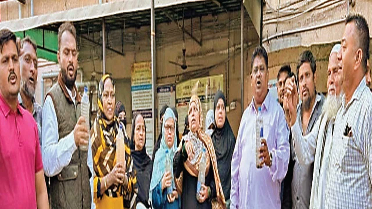 Ahmedabad: ગોમતીપુરમાં બે વર્ષથી દૂષિત પાણી આવતા તંત્રની ઘોર નિદ્રા સામે જનતાનો રોષ ફાટયો 