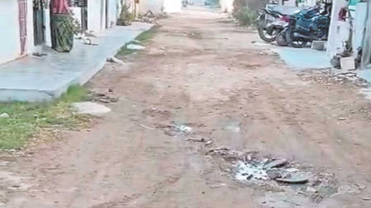 Godhra:સિદ્ધિ વિનાયક સોસા.માં 15 વર્ષથી પાકા રસ્તાની રાહ જોતા રહીશો