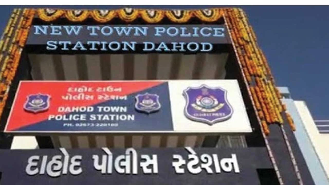 Dahod:મકાઈની આડમાં લઈ જવાતો રૂા.35 લાખનો દારૂ ઝડપાયો 