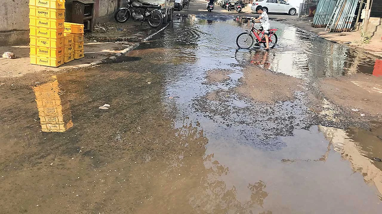 Ahmedabad: CTM-રામોલ માર્ગ પર જળવિતરણ કેન્દ્રનું પાણી રોડ પર વહી ગયું, AMC તંત્રની ચૂપ્પી ! 