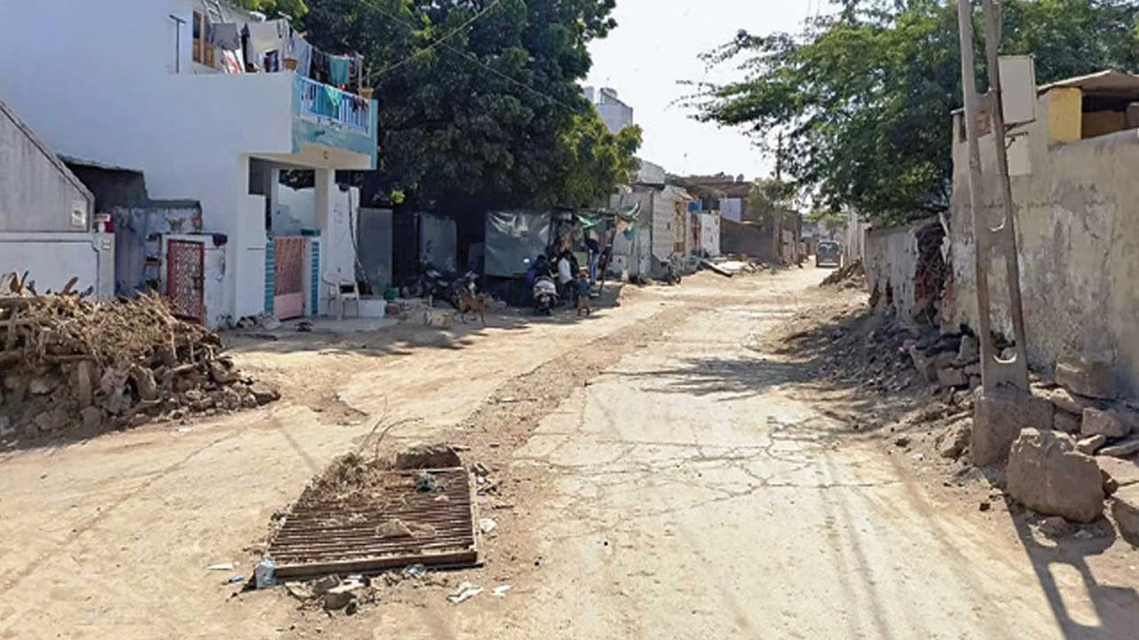 Mandal: માંડલ હાજર હનુમાન વિસ્તારમાં ગટરનું ઢાંકણ તૂટેલું હોવાથી જોખમી સ્થિતિ 