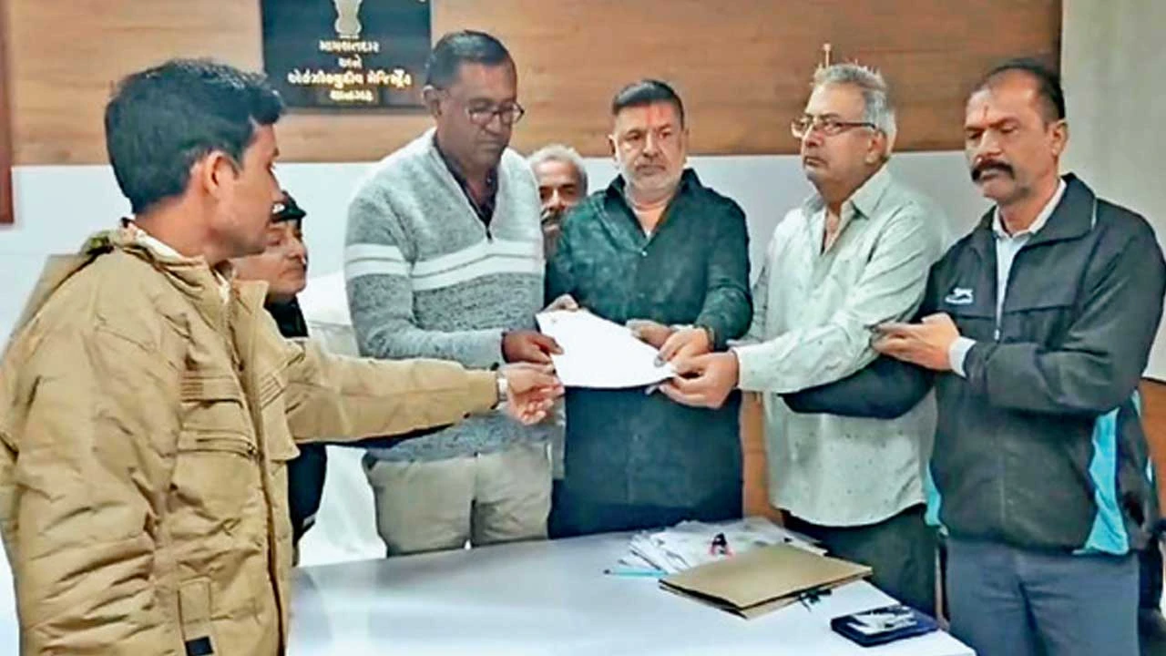 Thangadh: ગોકળગતિએ ચાલી રહેલ રેલવે અંદર બ્રિજ નાળાના કારણે વેપારી લોકો ત્રાહિમામ્ 
