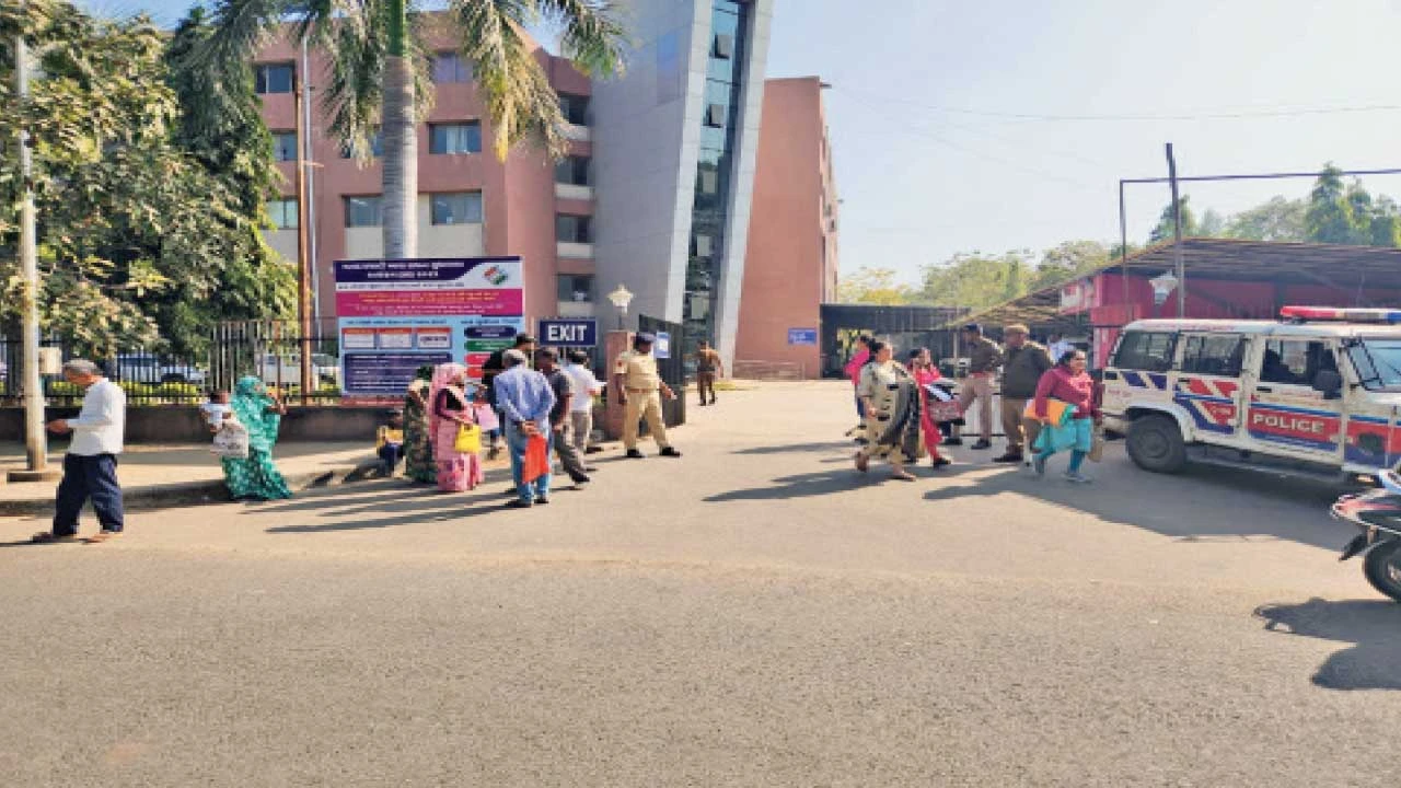 Gandhinagar:કલેક્ટર કચેરીને બોમ્બથી ઉડાવી દેવાની ધમકી મળતા દોડધામ 