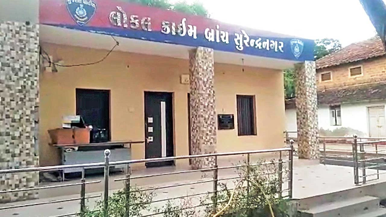 Surendranagar: પામોલીન, કપાસિયા, સોયાબીન તેલમાં એસેન્સ નાંખી સિંગતેલ બનાવવાના કેસમાં 7વર્ષે મુદ્દામાલનો નાશ 