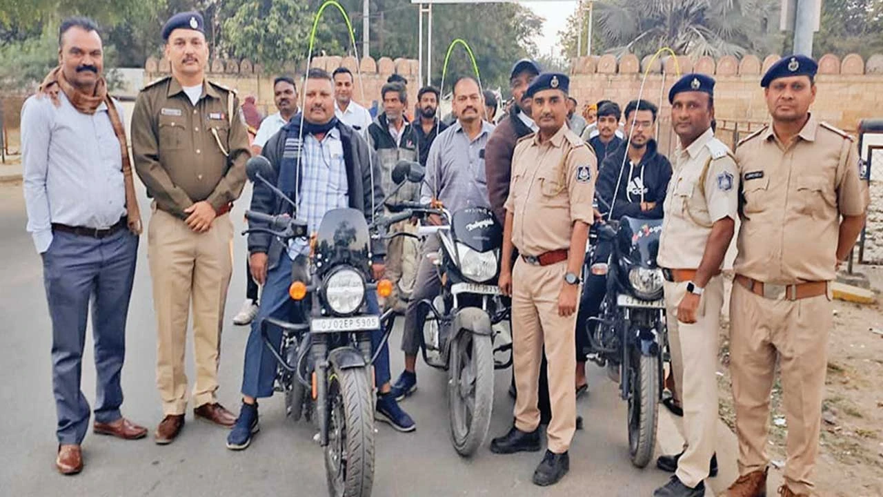 Mehsana: પતંગની દોરીથી અકસ્માતો અટકાવવા પહેલ, સેફટી ગાર્ડનું નિઃશુલ્ક વિતરણ 