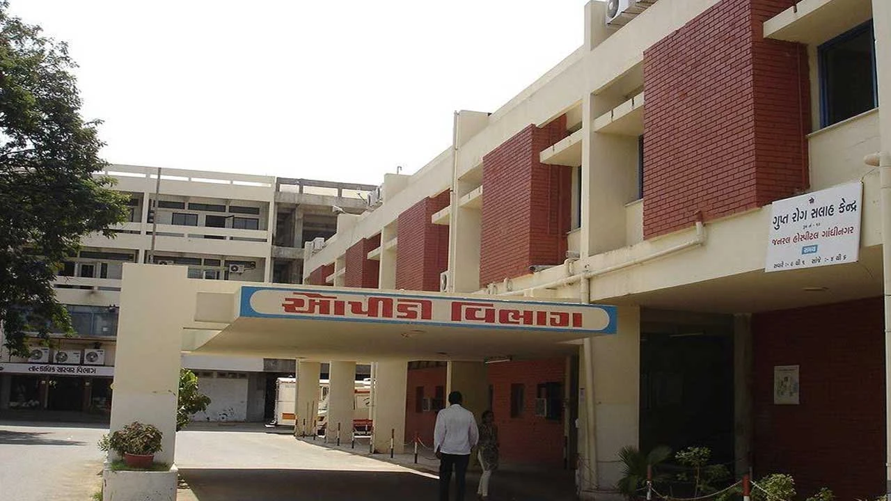 Gandhinagar: ગાંધીનગર સિવિલની મેડિસીન OPDમાં બે દિવસમાં 1,400થી વધુ દર્દીનો ધસારો 