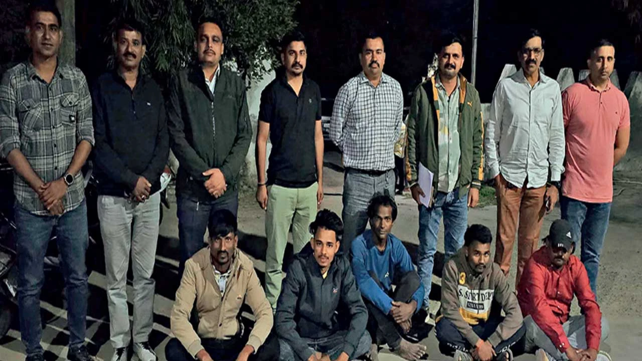 Mehsana: સ્કૂલ પાસે જુગારનો અડ્ડો ચલાવતી મહિલા સાથે 6 શખ્સો ઝડપાઈ ગયા 