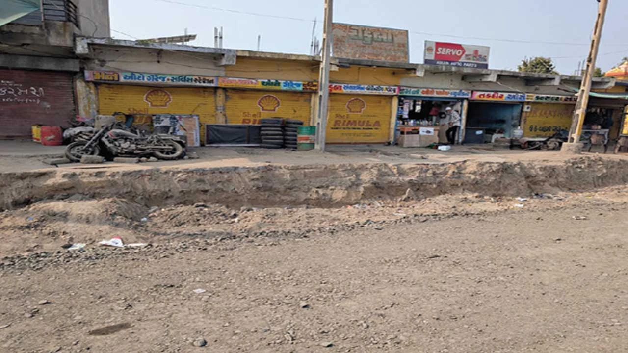 Patdi: પાસે ફોરલેન રોડની કામગીરી સાવ ગોકળગતિએ ચાલતા વેપારીઓને હાલાકી 