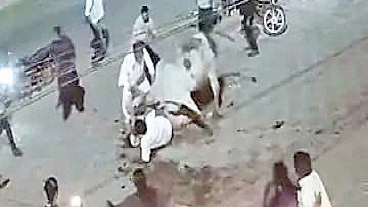 Bharuch:આખલાએ અડફેટમાં લેતા પાંચ ઇજાગ્રસ્ત, મહિલાની હાલત ગંભીર 