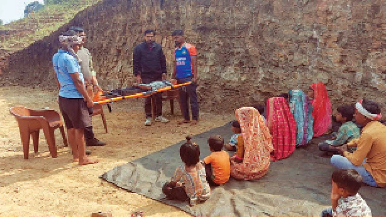 Chhotaudaypur:ઝોળી મુક્ત ગામ અભિયાન અંતર્ગત છોટીઉમેર-ખેંદા ગામમાં સ્ટ્રેચર વિતરણ 