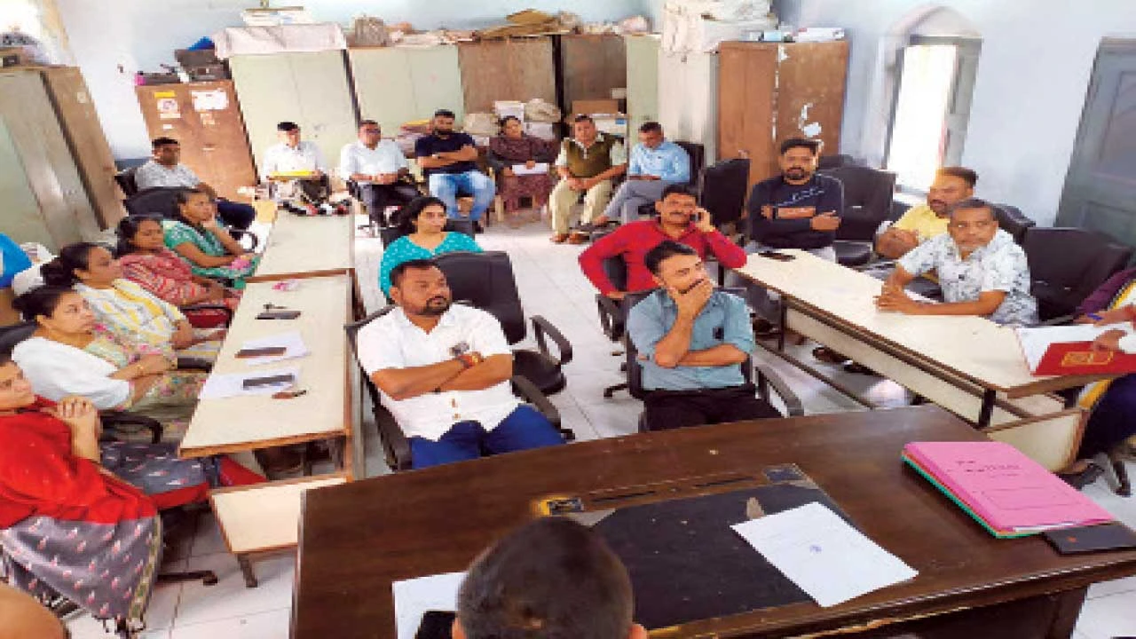 Padra:પાલિકા દ્વારા વર્કઓર્ડર અપાયા છતાં કામગીરી નહીં 