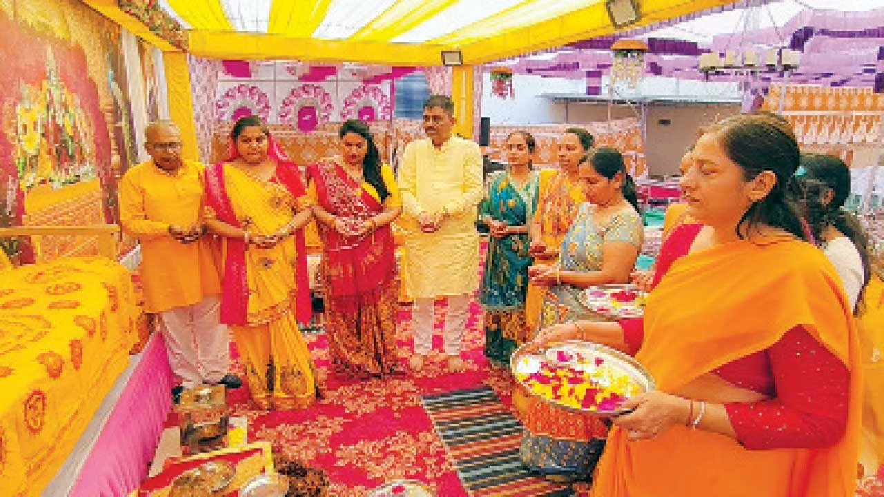 Padra:ગાયત્રી પરિવારની ભવ્ય પોથીયાત્રા અને શોભાયાત્રા યોજાઇ 