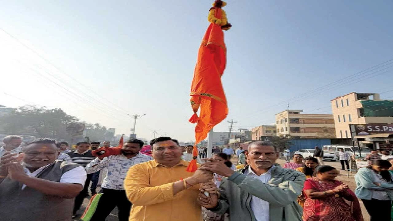 Padra:શિરડી ખાતે સાંઇબાબા મંદિરે ભક્તિપૂર્વક ધ્વજા અર્પણ કરાઇ 