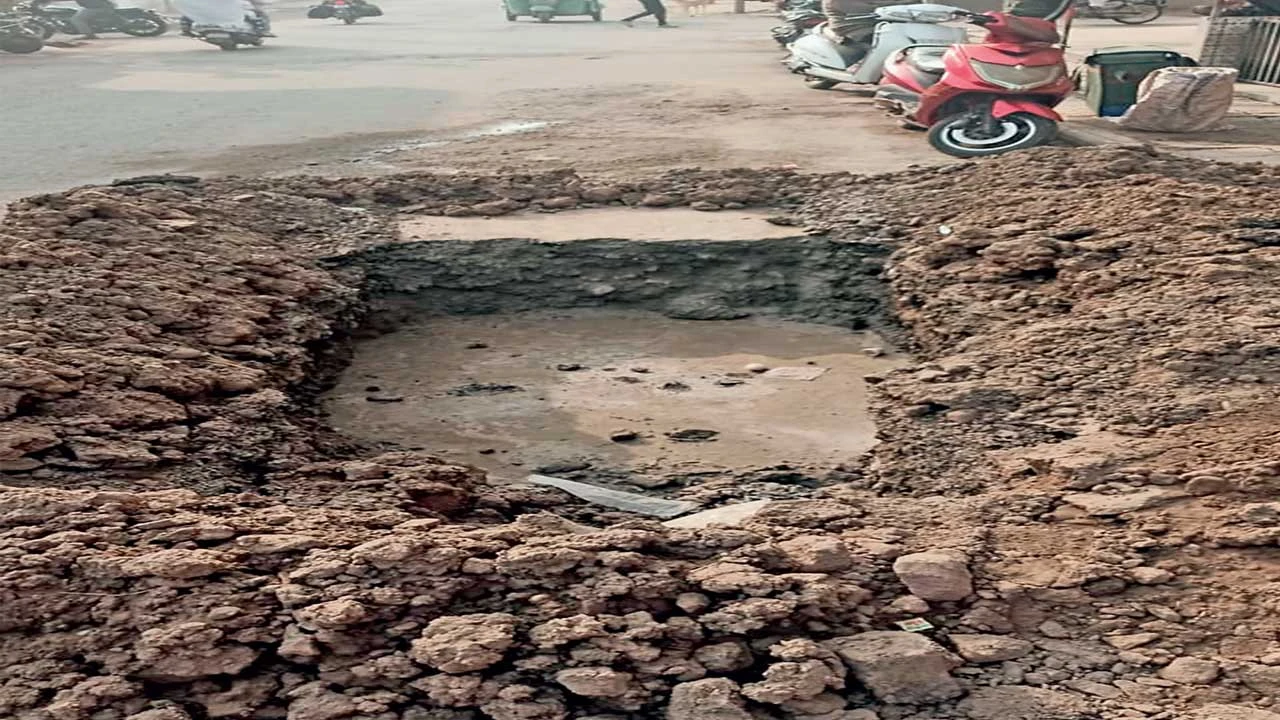 Surendranagar: બેદરકારી મનપાની : સુરેન્દ્રનગરના નવા જંકશન રોડ પર ખોદાયેલ ખાડો અકસ્માત નોતરશે 
