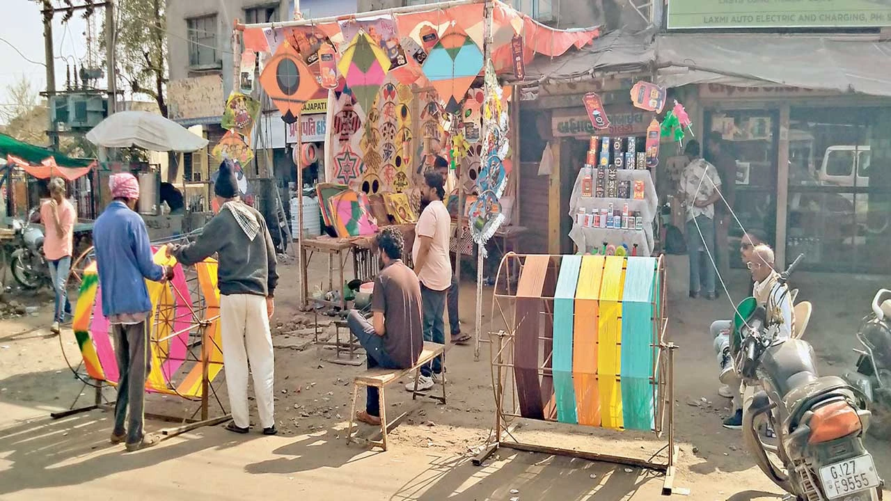 Viramgam: ઉત્તરાયણ નિકટ આવતા જ વિરમગામમાં માંજો પીવડાવવાની હાટડીઓમાં ધમધમાટ 
