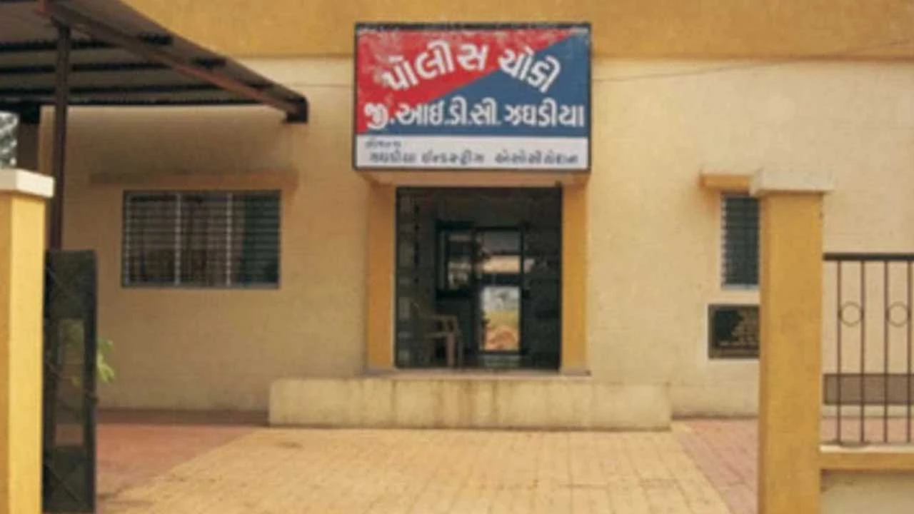 Zaghdiya: ઝાડી ઝાંખરામાં સંતાડેલ ચોરીના મેગ્નેશિયમનો જથ્થો ઝડપાયો 