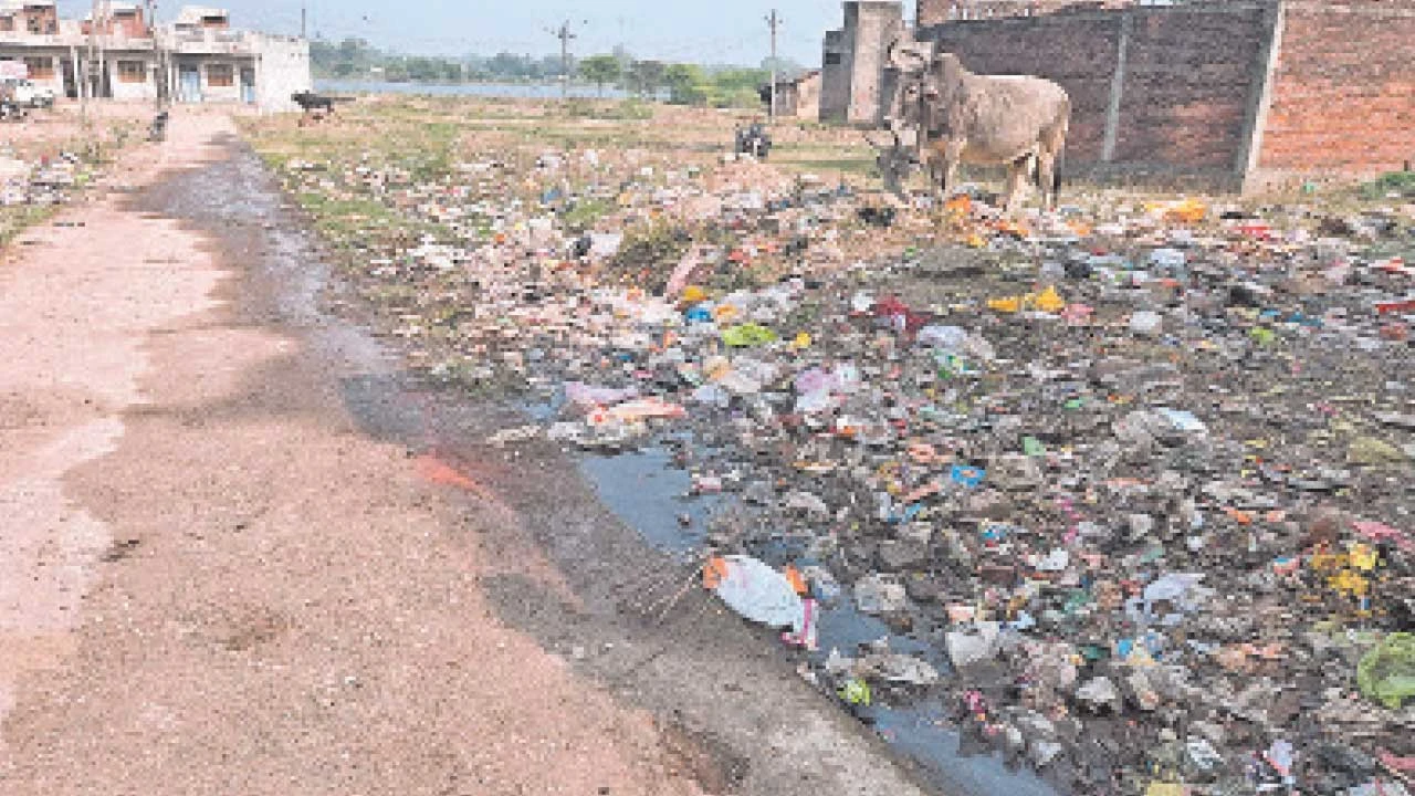 Dahod:સંજેલી નગરના કુંભાર ફળિયામાં ગટરના અભાવે ગંદકીનું સામ્રાજ્ય 