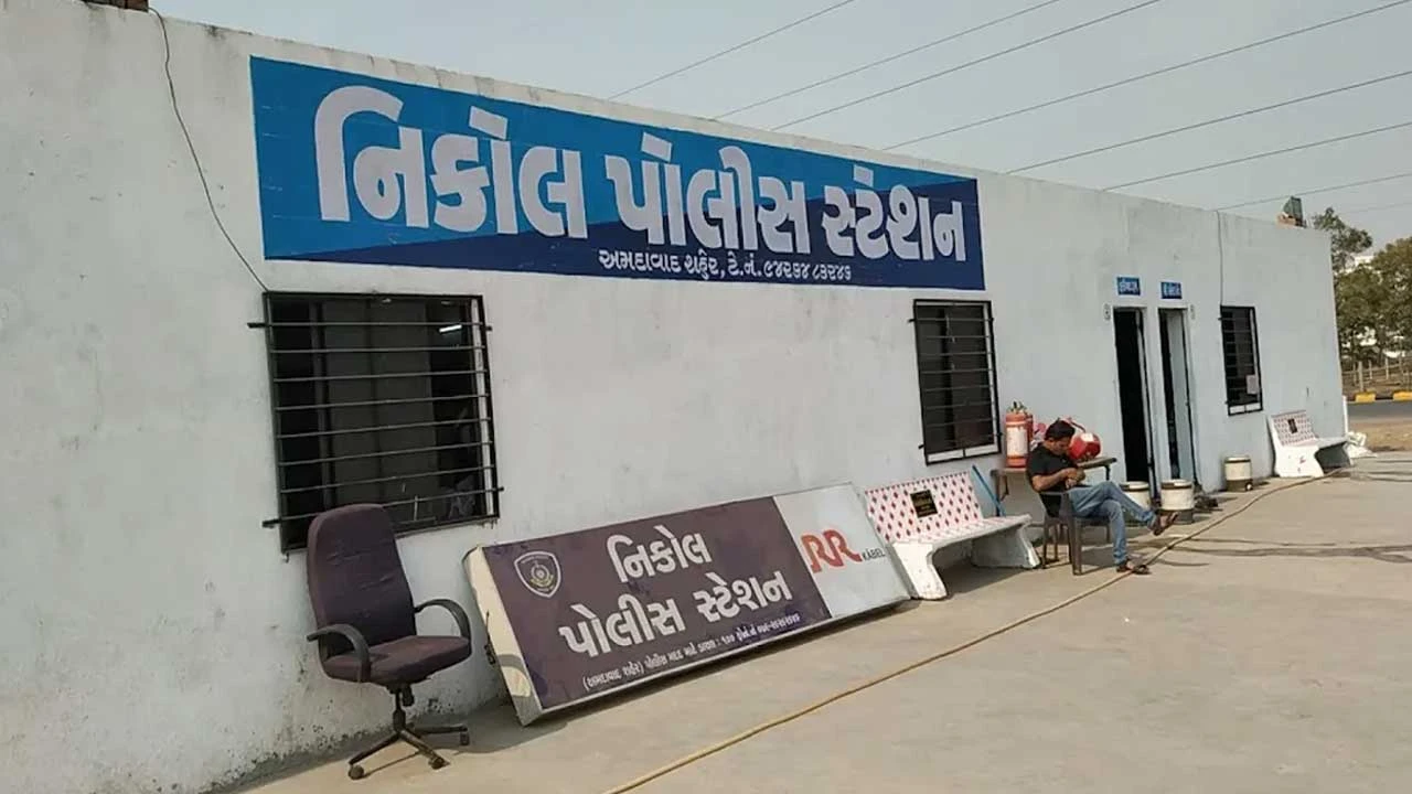 Ahmedabad: નિકોલમાં બાઇક પાર્ક કરવા જેવી બાબતમાં કારચાલકે પતંગના સ્ટોલ પર કાર ચઢાવી 