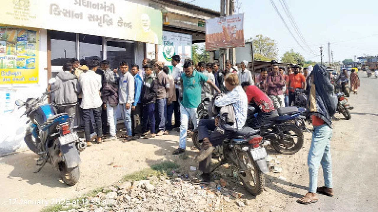 Vadodara:ડભોઇમાં ખાતર મેળવવા 118 ગામના ખેડૂતોને રઝળપાટ 