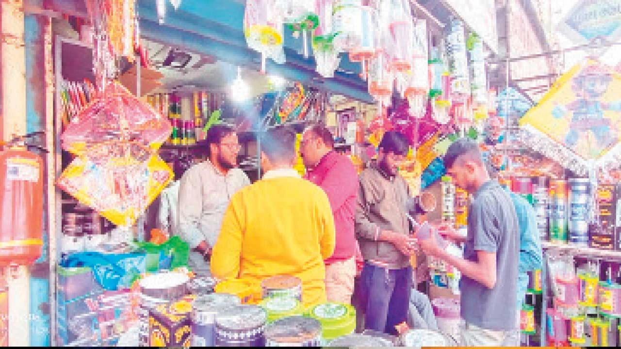Godhra:ઉત્તરાયણ પૂર્વે પતંગ બજારમાં ઘરાકી નીકળતા વેપારીઓમાં ખુશી છવાઈ 