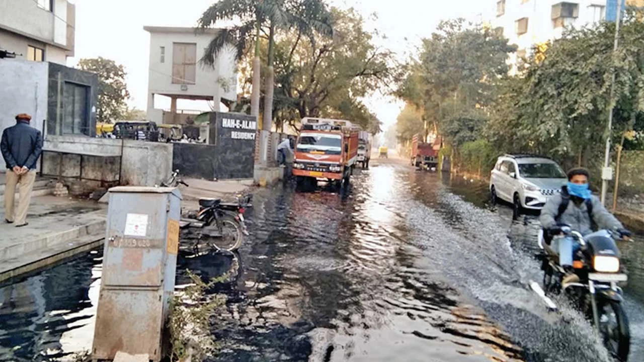 Ahmedabad: રામોલ અને હાથીજણમાં ગટરના ગંદા પાણીનું સામ્રાજ્યઃ શાહેઆલમ રેસિડેન્સી ટાપુમાં ફેરવાઈ 