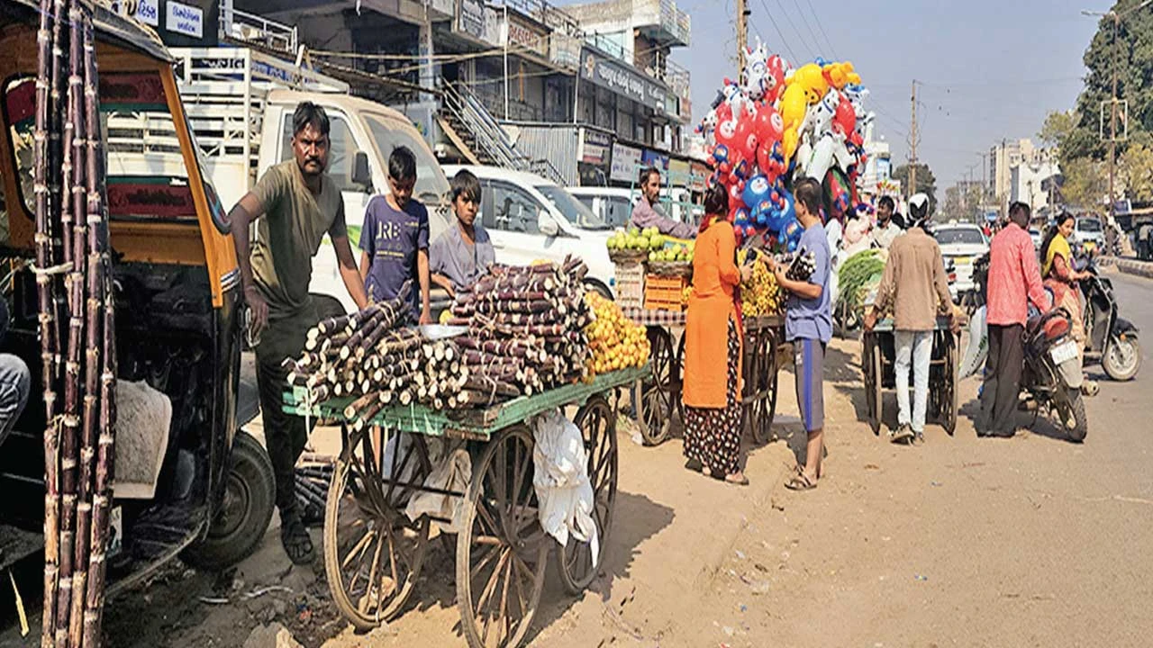Dholka: બજારોમાં મકરસંક્રાંતિ પર્વની રોનક છવાઈ 