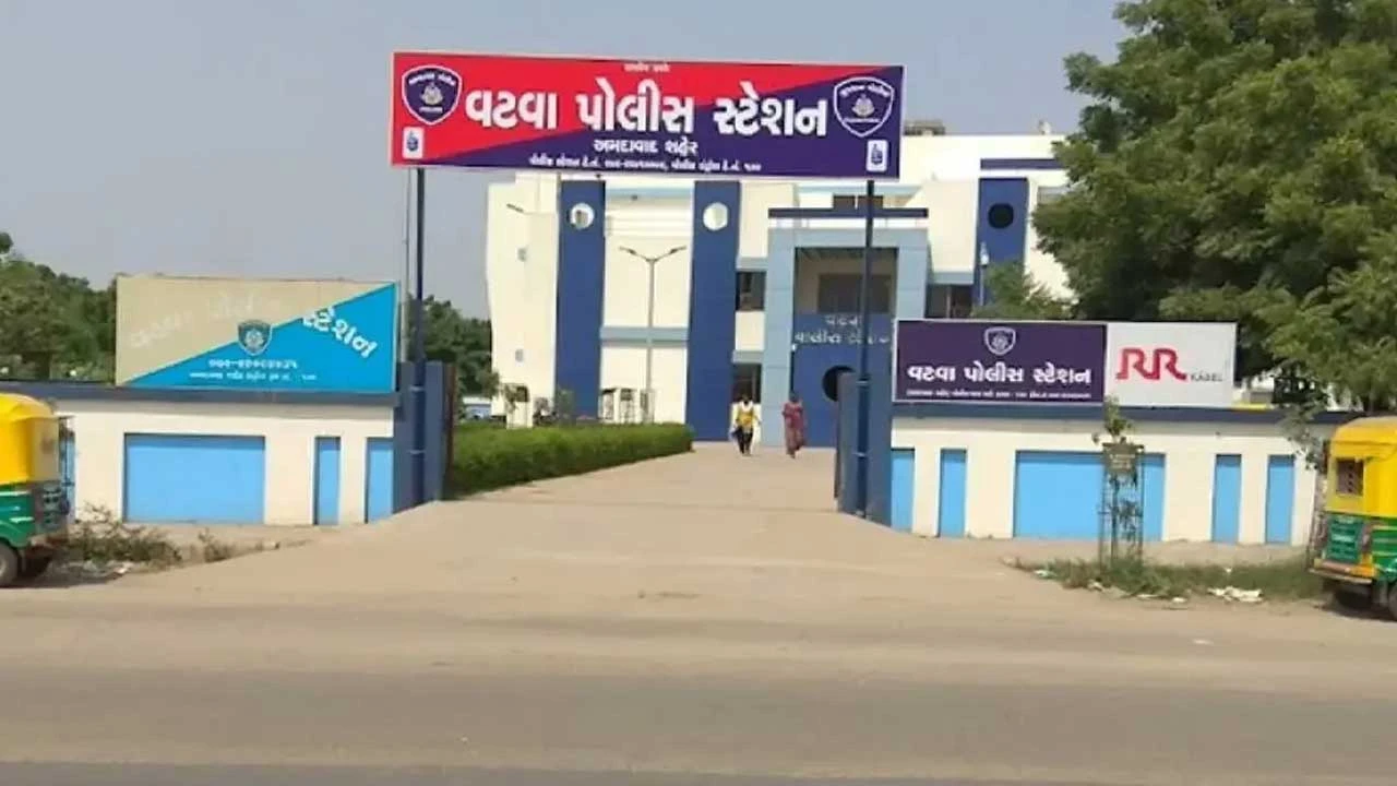 Ahmedabad:વટવામાં સામાન્ય બાબતે યુવકે પત્ની સાથે મળી પાડોશી મિત્ર પર ચપ્પાથી હુમલો કર્યો 