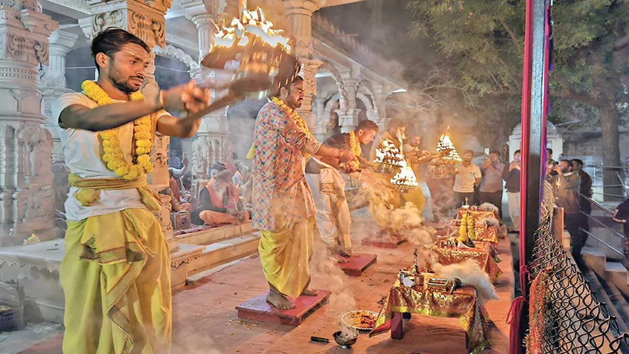 Ambaji: મકરસંક્રાંતિ પૂર્વે માન સરોવર તટે મહાઆરતી 