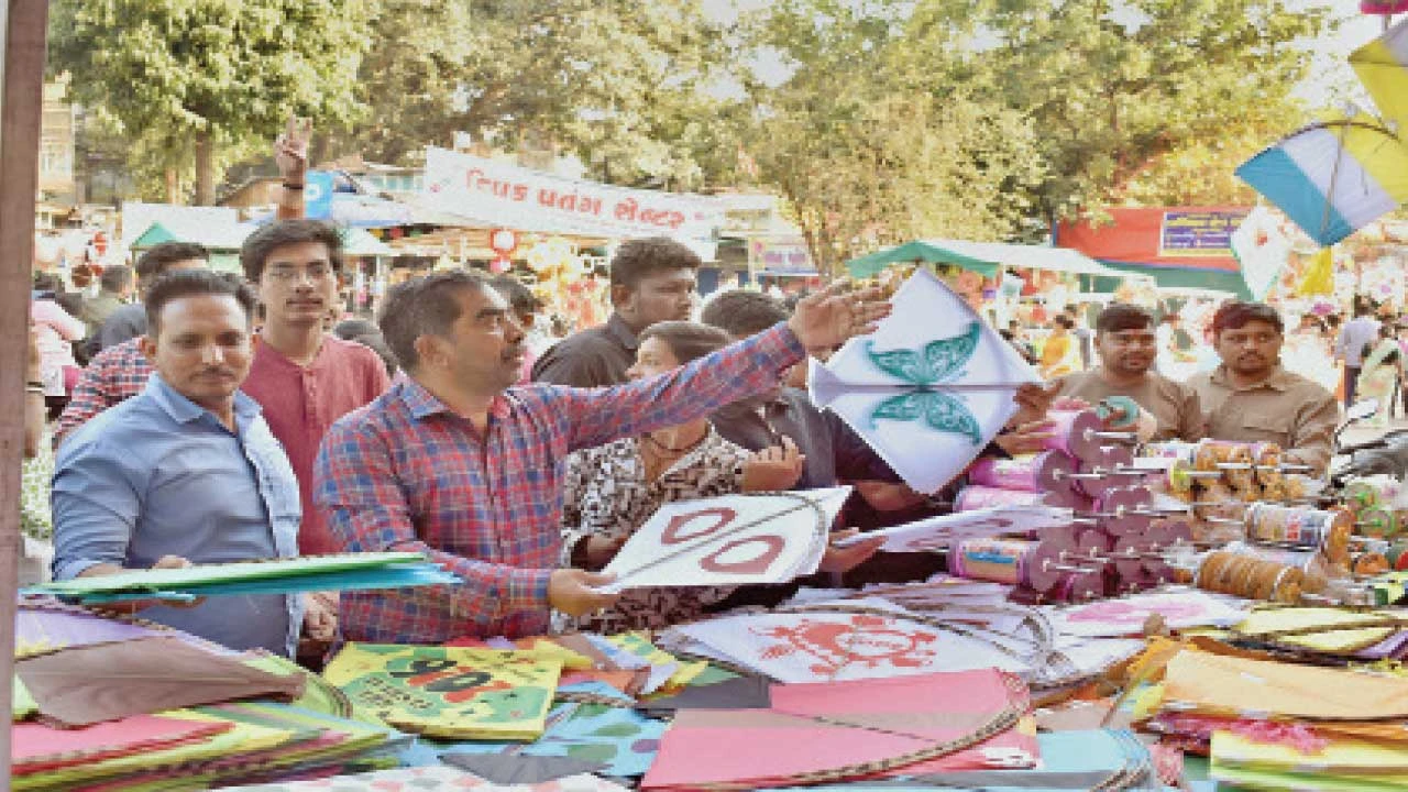 Ahmedabad:આજે પતંગરસિયાઓ ધાબે પતંગ ઉડાડશે, પેચ લડાવી ઊંધિયું-જલેબીની જ્યાફત પણ માણશે 