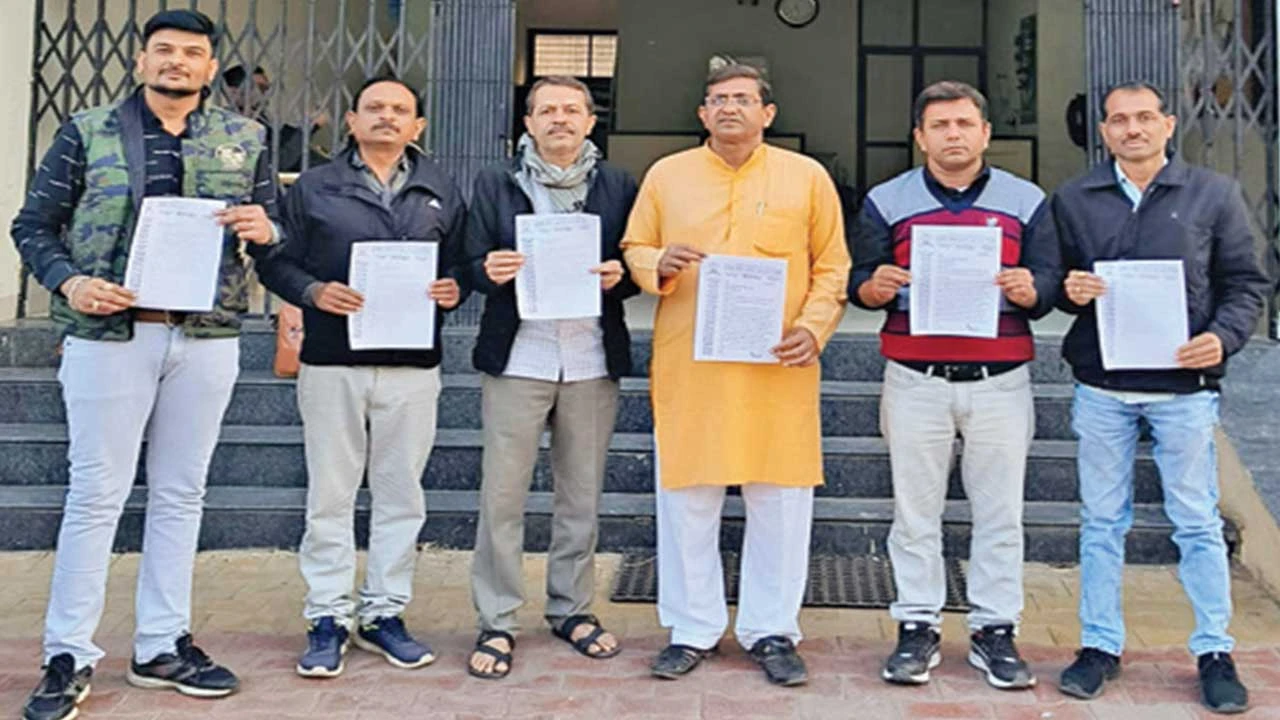 Surendranagar: મનપા વિસ્તારમાં સરકારી શાળાઓ બહાર સફાઈની માગણી 