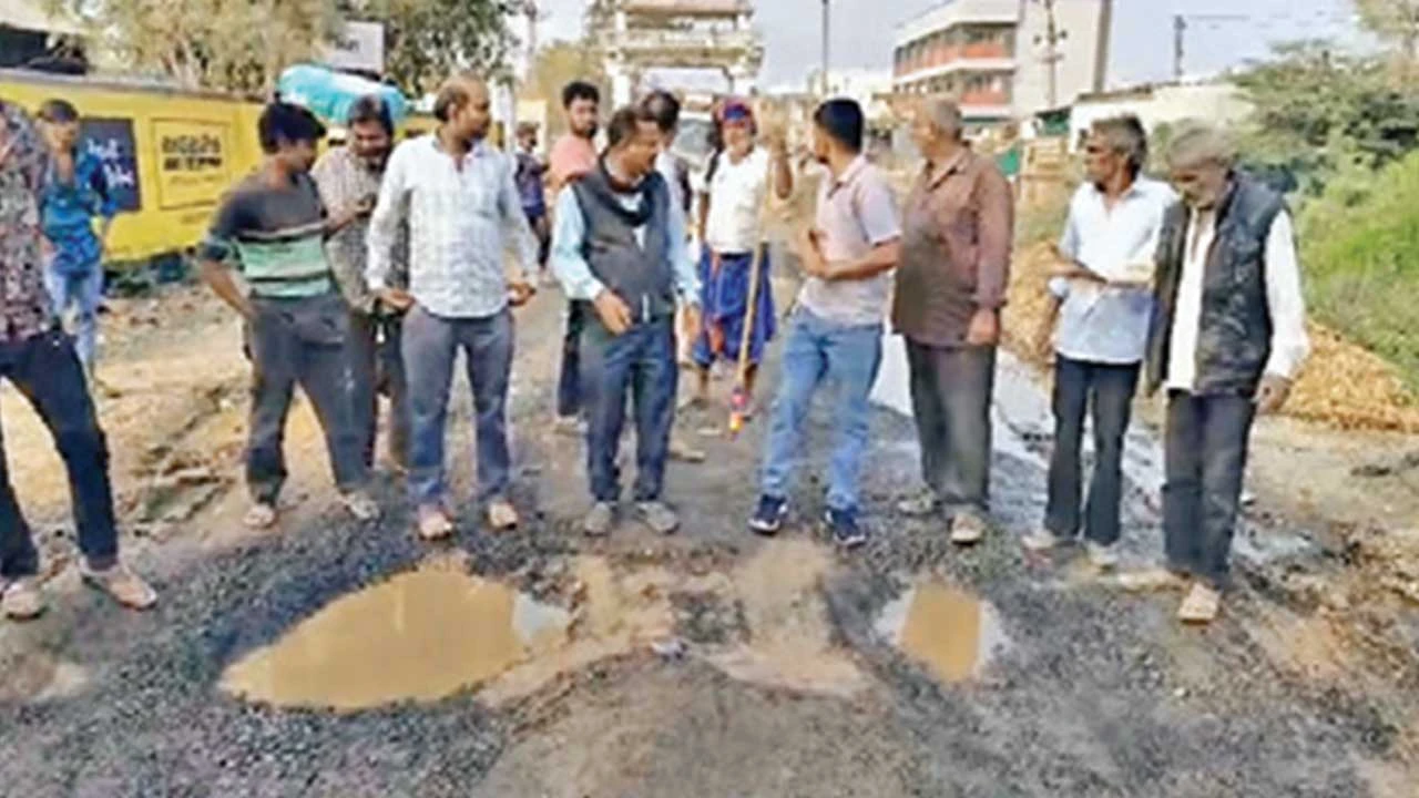 Surendranagar: મેરાથી નાવિયાણી ગામનો રોડ 1 વર્ષમાં જ તૂટતા ગ્રામજનોમાં રોષ 