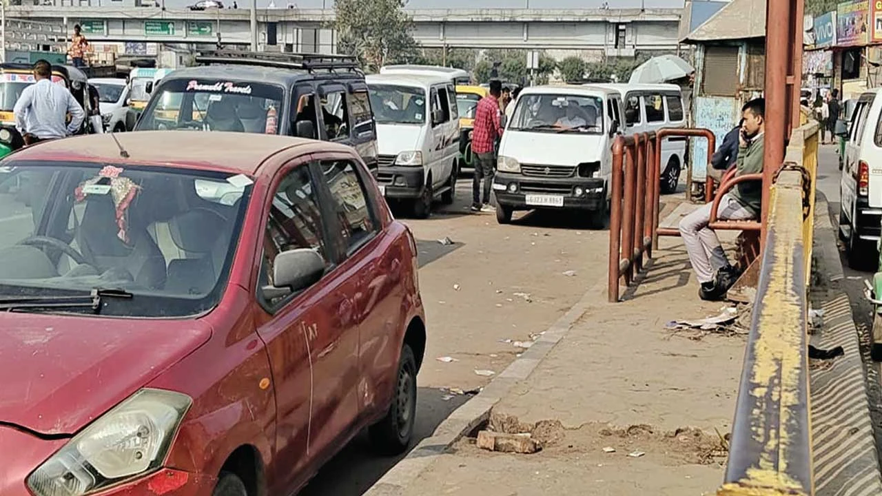 Ahmedabad: નારોલ પાસે પીકઅપ વાહનો અને રિક્ષાચાલકોનો અડિંગો; હાઈકોર્ટની ટકોર છતાં તંત્ર ઘોર નિદ્રામાં 